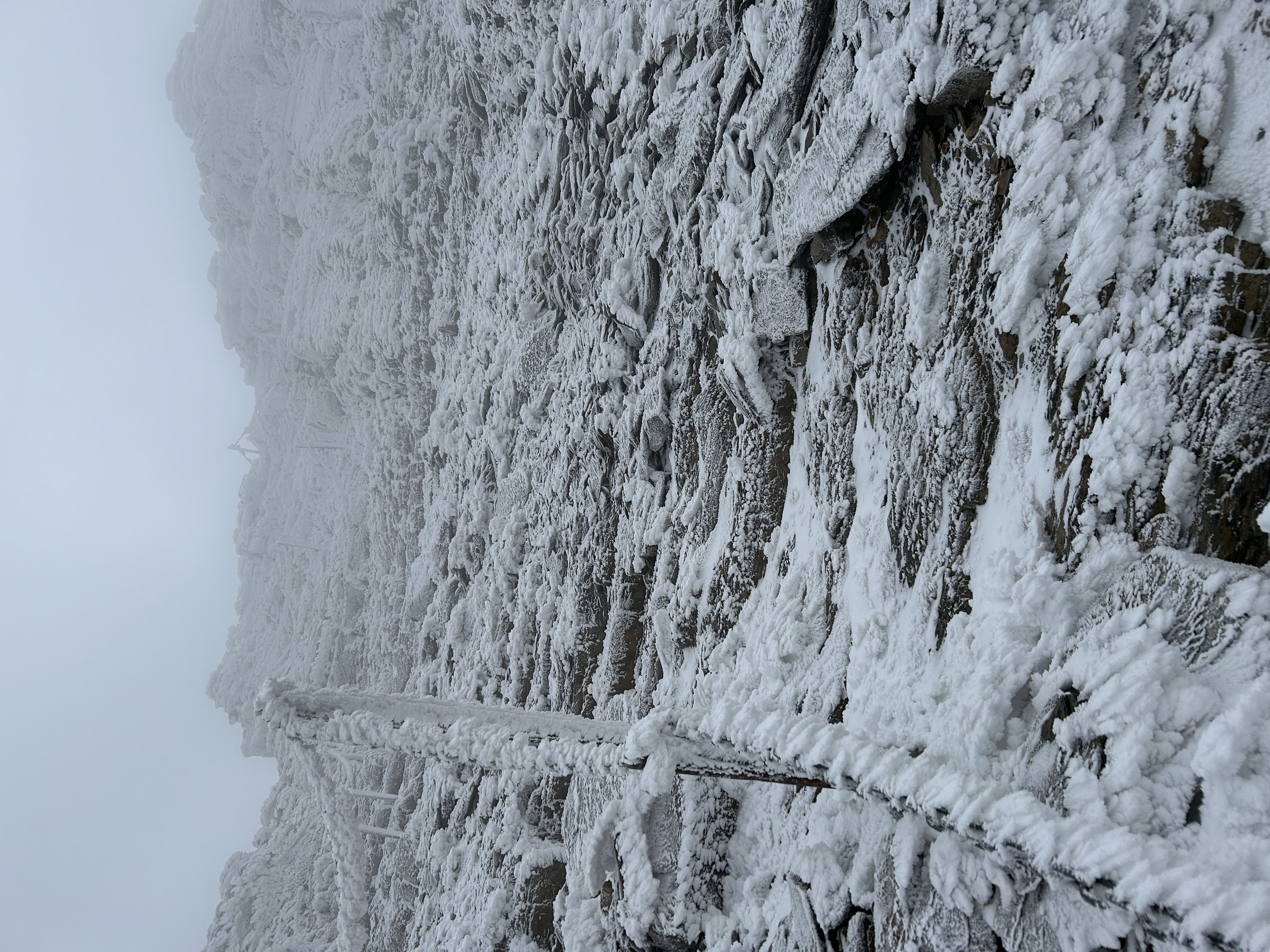 ▲玉山主峰雪況。（圖／山友張惠榮提供）