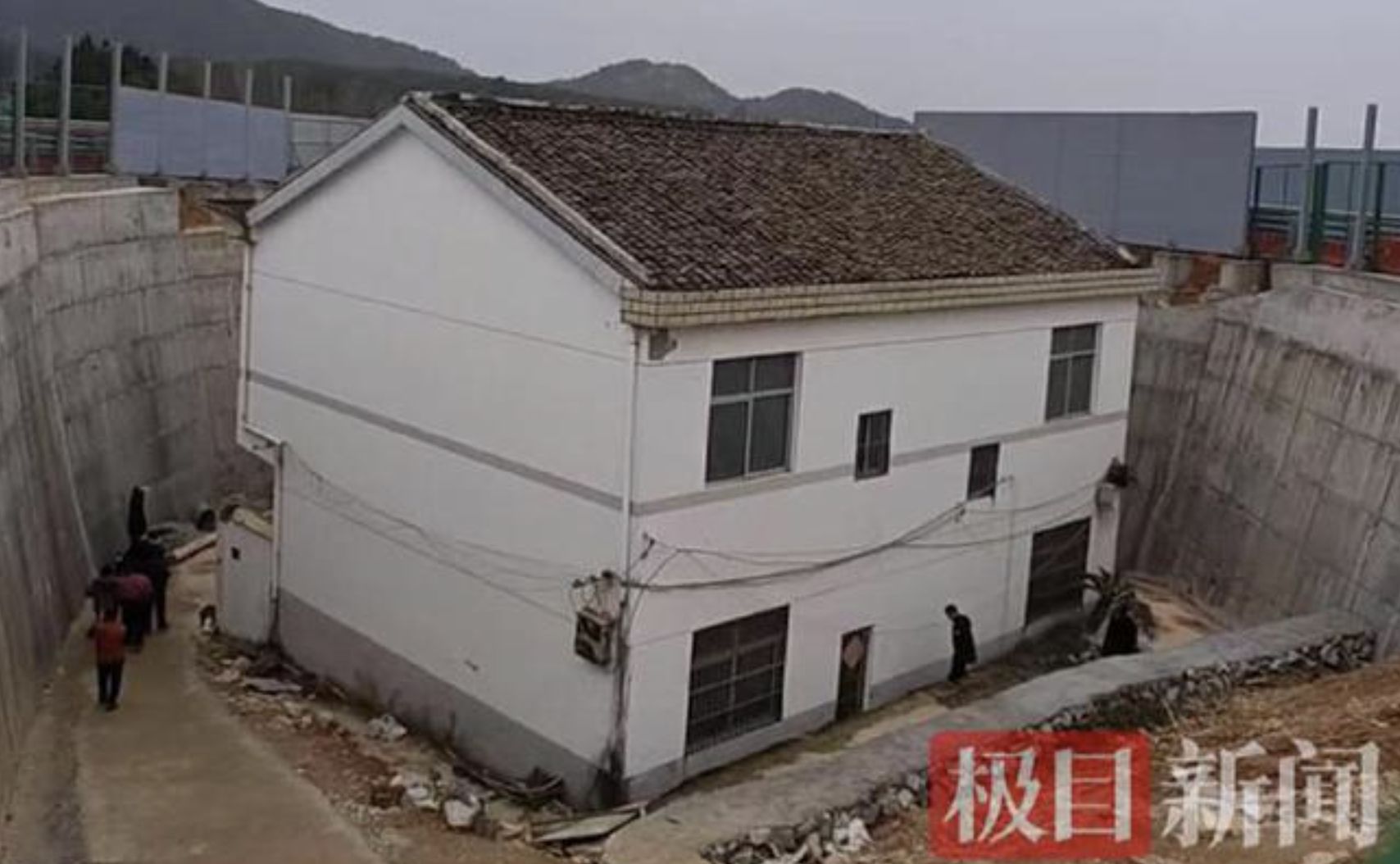 ▲江西撫州金溪有一間「最強釘子戶」直插在高速公路中間。（圖／翻攝極目新聞）
