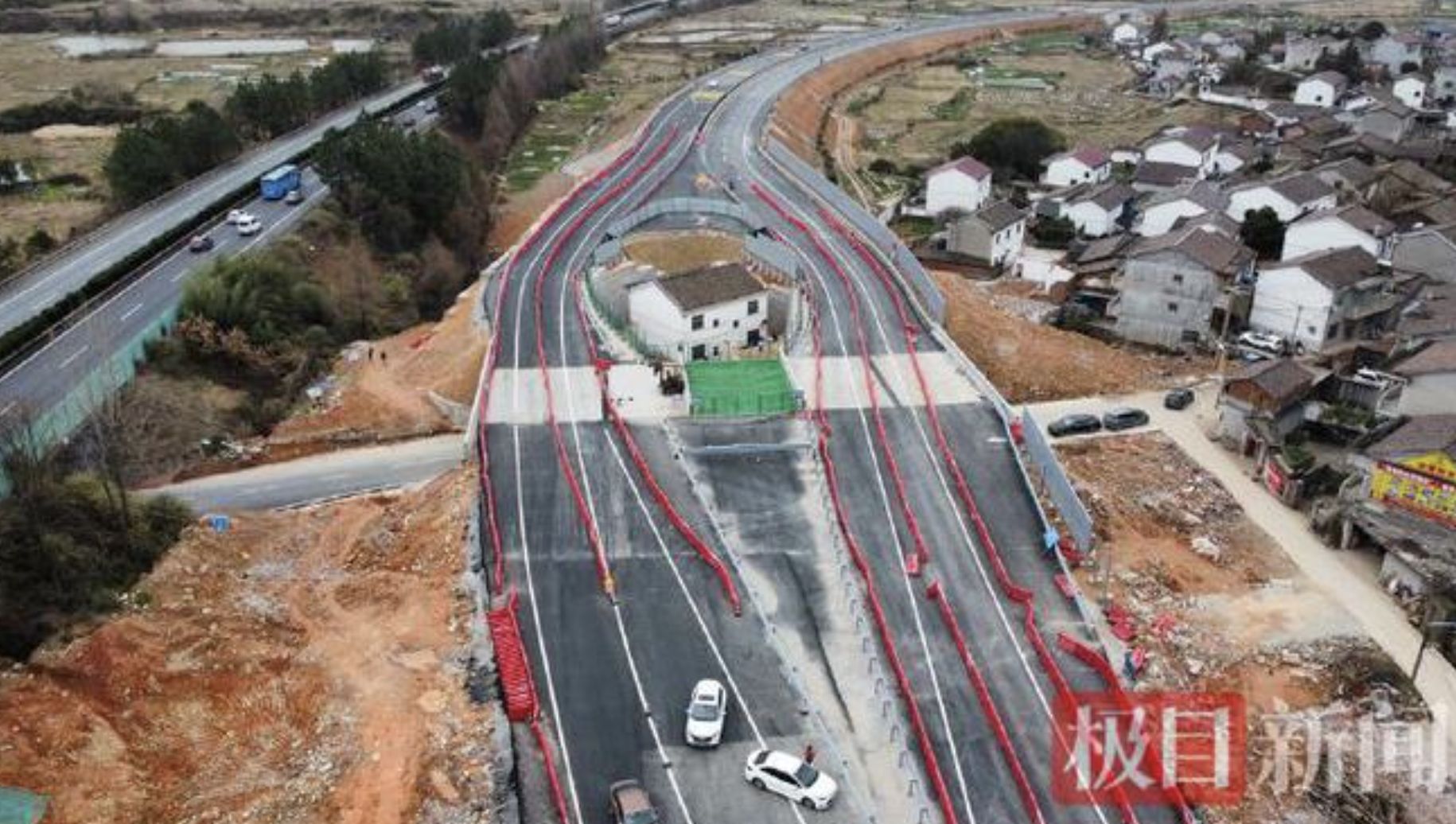 ▲江西撫州金溪有一間「最強釘子戶」直插在高速公路中間。（圖／翻攝極目新聞）