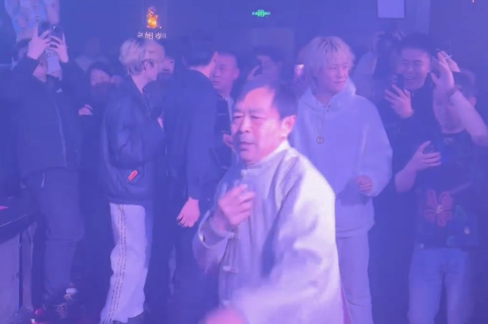 ▲以「閃電五連鞭」聞名的大陸武術家馬保國在夜店被人擒拿鎖喉。（圖／翻攝微博）