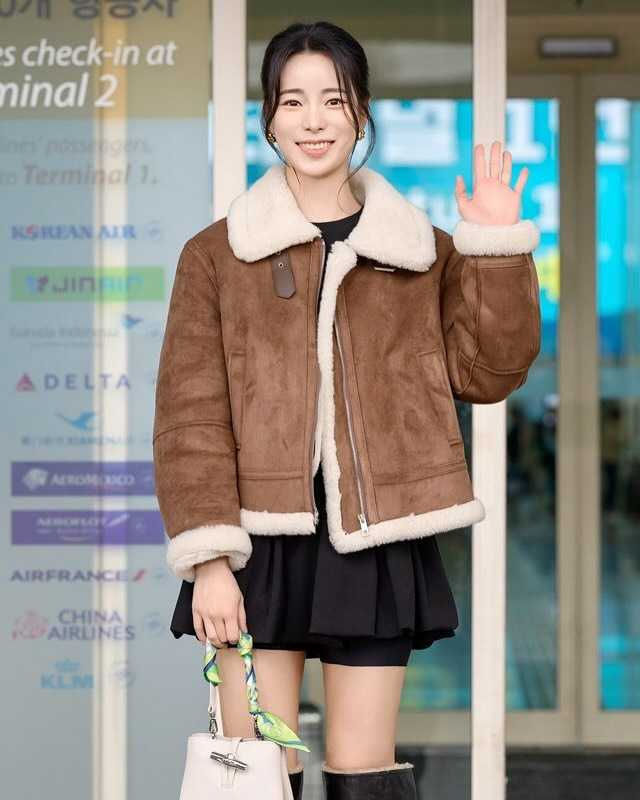 與宋慧喬親密擁抱超有愛！《玉氏夫人傳》林智妍私服高級感滿滿、深V馬甲太性感