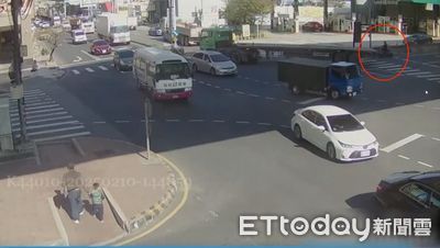 快訊/八里拖板車右轉輾壓機車 騎士人車卡車底驚險爬出