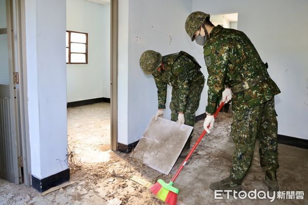 ▲台南市長黃偉哲偕副市長葉澤山及議員黃肇輝，至南區水資源分署視察宿舍修繕狀況，並至曾文青年活動中心感謝慈濟團隊進駐災區協助災後重建工作。（圖／記者林東良翻攝，下同）