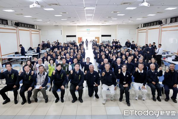 ▲台南市長黃偉哲偕副市長葉澤山及議員黃肇輝，至南區水資源分署視察宿舍修繕狀況，並至曾文青年活動中心感謝慈濟團隊進駐災區協助災後重建工作。（圖／記者林東良翻攝，下同）