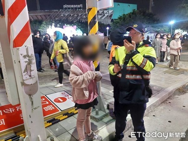 ▲9歲女童賞燈與家人走失，巡警獲報連絡家人前來帶回。（圖／平鎮警分局提供）