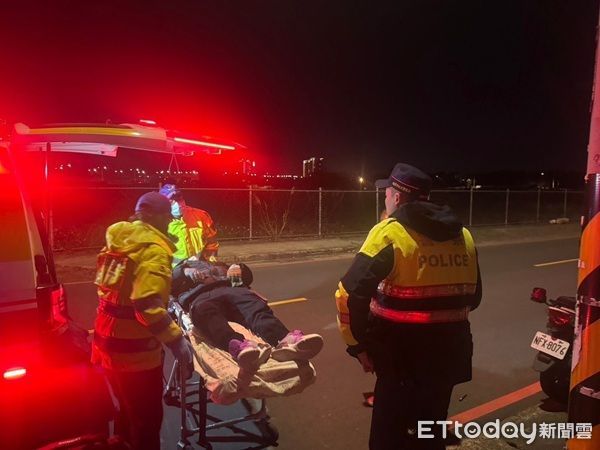 ▲男子因寒流來襲倒臥人行道，警方發現聯繫消防人員送醫救治。（圖／平鎮警分局提供）