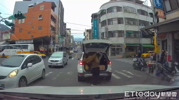 ▲自小客車大剌剌違停在馬路中央，讓一名女性乘客下車當街穿衣取物。（圖／翻攝「爆料公社二社」臉書社團）