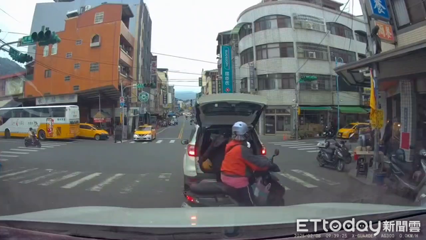▲自小客車大剌剌違停在馬路中央，讓一名女性乘客下車當街穿衣取物。（圖／翻攝「爆料公社二社」臉書社團）