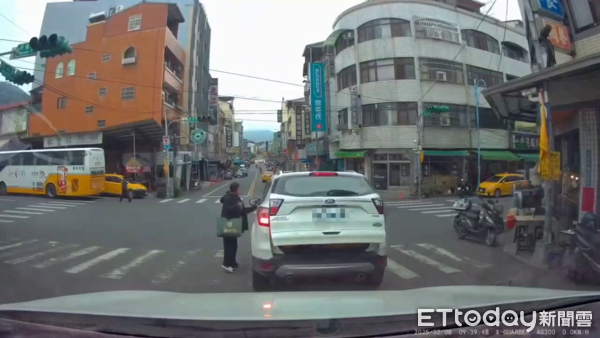 ▲自小客車大剌剌違停在馬路中央，讓一名女性乘客下車當街穿衣取物。（圖／翻攝「爆料公社二社」臉書社團）