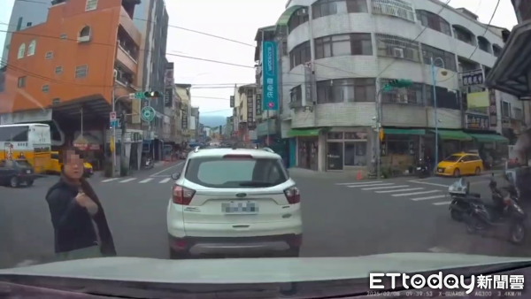 ▲自小客車大剌剌違停在馬路中央，讓一名女性乘客下車當街穿衣取物。（圖／翻攝「爆料公社二社」臉書社團）