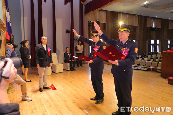 ▲基隆警2分局長交接布達。（圖／記者郭世賢翻攝）