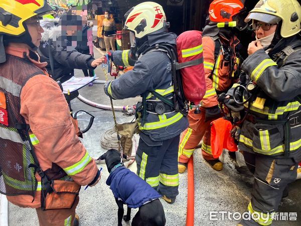 ▲▼消防人員協助民眾戴「共生面罩」救出，現場疏散5民眾1隻狗，事發當時濃煙密佈             。（圖／記者陳以昇翻攝）