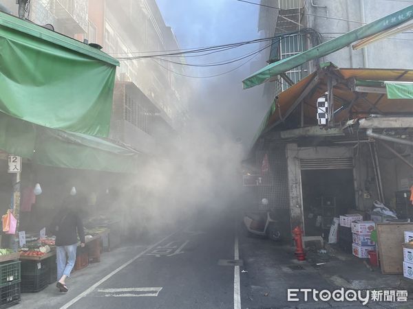 ▲▼消防人員協助民眾戴「共生面罩」救出，現場疏散5民眾1隻狗，事發當時濃煙密佈             。（圖／記者陳以昇翻攝）