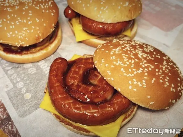 ▲▼漢堡王捲捲德腸堡。（圖／業者提供）