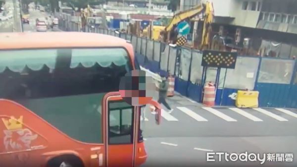 ▲▼胡男過馬路剛好低頭看手機，遭遊覽車撞倒             。（圖／記者陳以昇翻攝）
