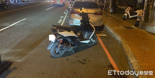 ▲▼ 影帝！台中炸街猴雙人組臨檢落跑　他裝乖「載警抓友」完全不講義氣。（圖／記者許權毅翻攝）