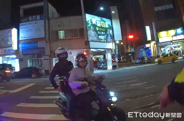 ▲▼ 影帝！台中炸街猴雙人組臨檢落跑　他裝乖「載警抓友」完全不講義氣。（圖／記者許權毅翻攝）