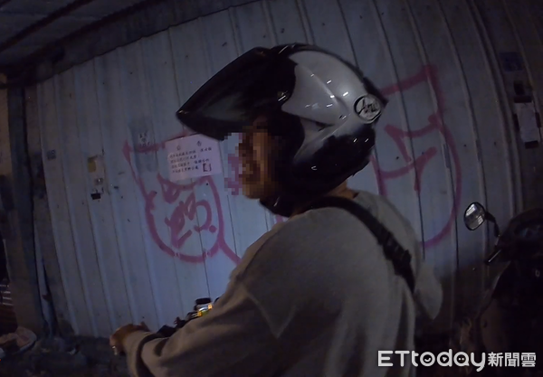 ▲▼ 影帝！台中炸街猴雙人組臨檢落跑　他裝乖「載警抓友」完全不講義氣。（圖／記者許權毅翻攝）