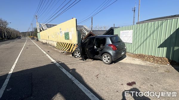 ▲造橋鄉談文車站前發生轎車自撞事故，女駕駛傷重搶救不治。（圖／記者楊永盛翻攝）