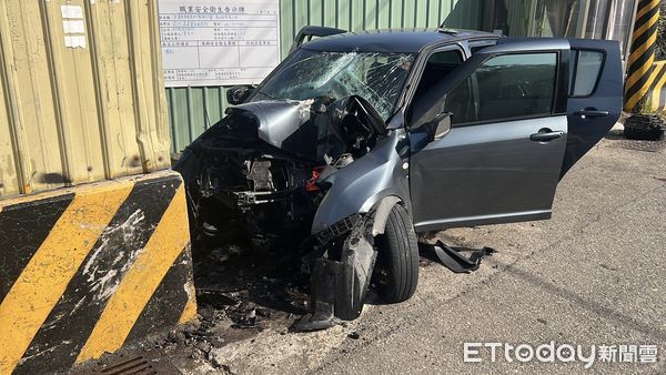 ▲造橋鄉談文車站前發生轎車自撞事故，女駕駛傷重搶救不治。（圖／記者楊永盛翻攝）