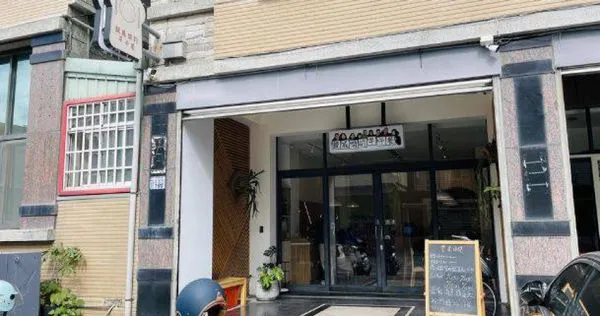 台東1間早午餐店發生服務糾紛，客人不滿業者上餐方式鬧事，曝光後引發2派網友熱議。（圖／翻攝畫面）