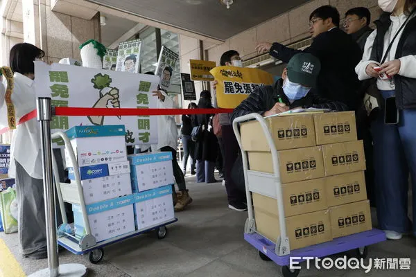 ▲▼全台罷免團體將於2/10（ㄧ）由曹興誠董事長陪同赴中央選舉委員會遞送罷免選區立委提議連署書，第一波連署書兩點已送達中選會。（圖／記者湯興漢攝）