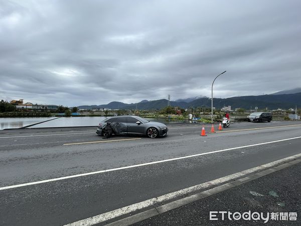 ▲▼德國奧迪車自撞燈桿，右後輪框扭曲斷裂、曾冒出火光並偏移停在對向車道。（圖／記者游芳男翻攝，下同）