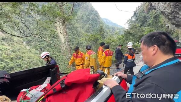 ▲▼花蓮男子遭丟包棄屍在產業道路邊坡，警消前往現場將遺體吊掛回路面。（圖／記者柯政誟翻攝，下同）