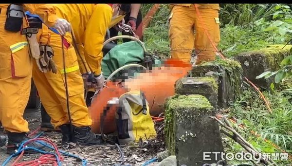 ▲▼花蓮男子遭丟包棄屍在產業道路邊坡，警消前往現場將遺體吊掛回路面。（圖／記者柯政誟翻攝，下同）