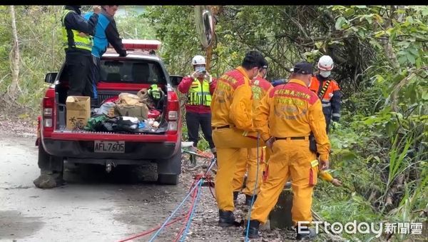 ▲▼花蓮男子遭丟包棄屍在產業道路邊坡，警消前往現場將遺體吊掛回路面。（圖／記者柯政誟翻攝，下同）