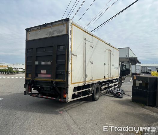 ▲▼台中23歲女騎士遭大貨車撞輾頭　安全帽「炸開」擋奪命。（圖／記者許權毅翻攝）