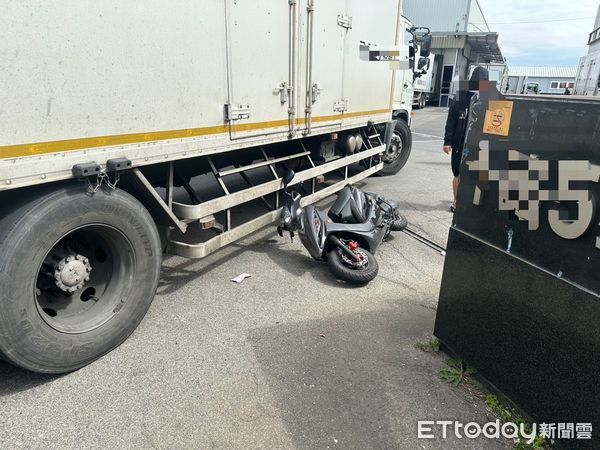 ▲▼台中23歲女騎士遭大貨車撞輾頭　安全帽「炸開」擋奪命。（圖／記者許權毅翻攝）