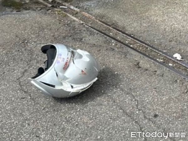 ▲▼台中23歲女騎士遭大貨車撞輾頭　安全帽「炸開」擋奪命。（圖／記者許權毅翻攝）