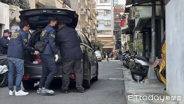 ▲▼高雄分屍,高雄碎屍,檢警二度勘驗現場，帶走4箱證物。（圖／記者吳世龍攝）