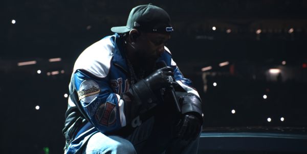 ▲肯卓克拉瑪登超級盃！8萬人合唱Diss神曲　山繆傑克森客串成亮點。（圖／翻攝自YouTube／NFL）