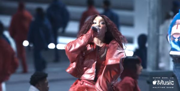 ▲肯卓克拉瑪登超級盃！8萬人合唱Diss神曲　山繆傑克森客串成亮點。（圖／翻攝自YouTube／NFL）