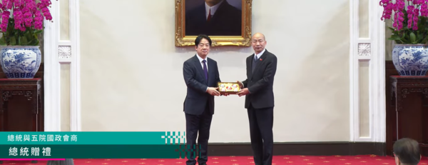 ▲▼總統與五院國政會商，賴清德總統贈5院院長禮盒。（圖／總統府直播）