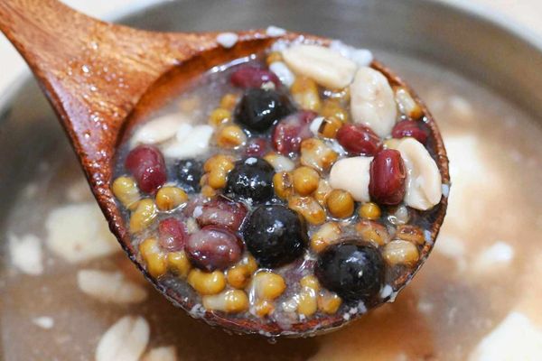 ▲▼均一價35元超大袋！16種豆花組合任你選　社子島必吃小點。（圖／趁早出門吃飽飽授權提供）