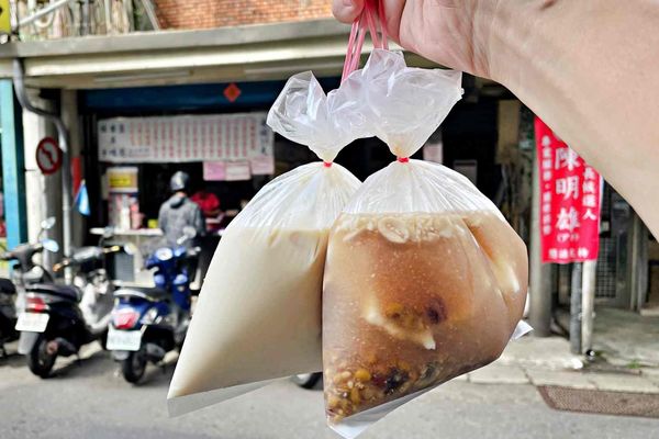 ▲▼均一價35元超大袋！16種豆花組合任你選　社子島必吃小點。（圖／趁早出門吃飽飽授權提供）