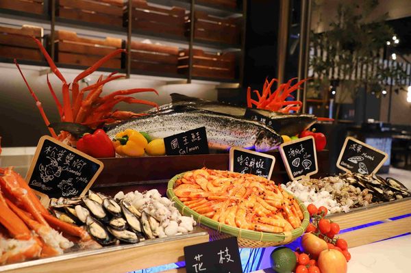 ▲COZZI Blu和逸飯店‧桃園館逸市集即日起至227桃園市民享指定餐期優惠800元,入住舒適客房6,088元起,獨家企鵝噗噗提燈。（圖／業者提供）