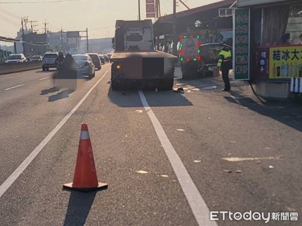 ▲▼大車駕駛違停買早餐出事！騎士閃不掉摔車「一度能坐起」送醫亡。（圖／記者許權毅翻攝）