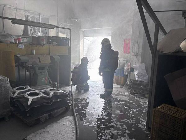 ▲彰化伸港鄉1間五金加工廠集塵室發生火災。（圖／消防提供）