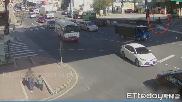 ▲▼蔡姓機車騎士跟著拖板車右轉，蔡姓騎士停下要等拖板車經過，沒想到拖板車撞倒騎士，人車輾壓在車底             。（圖／記者陳以昇翻攝）