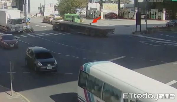 ▲▼蔡姓機車騎士跟著拖板車右轉，蔡姓騎士停下要等拖板車經過，沒想到拖板車撞倒騎士，人車輾壓在車底             。（圖／記者陳以昇翻攝）