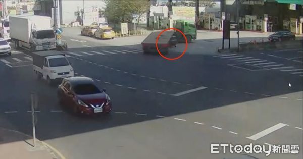 ▲▼蔡姓機車騎士跟著拖板車右轉，蔡姓騎士停下要等拖板車經過，沒想到拖板車撞倒騎士，人車輾壓在車底             。（圖／記者陳以昇翻攝）