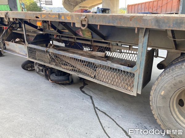 ▲▼蔡姓機車騎士跟著拖板車右轉，蔡姓騎士停下要等拖板車經過，沒想到拖板車撞倒騎士，人車輾壓在車底             。（圖／記者陳以昇翻攝）