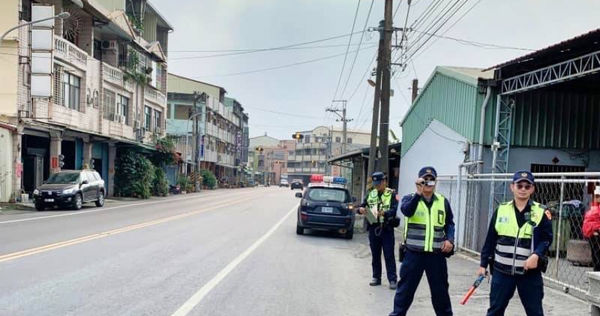 為加強轄內路口交通事故防制，屏東縣政府警察局里港分局再度展開交通大執法。（圖／里港警分局提供）