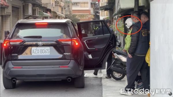 ▲張姓嫌犯步出自己的房屋，面對記者詢問，一不一語             。（圖／記者吳世龍攝）