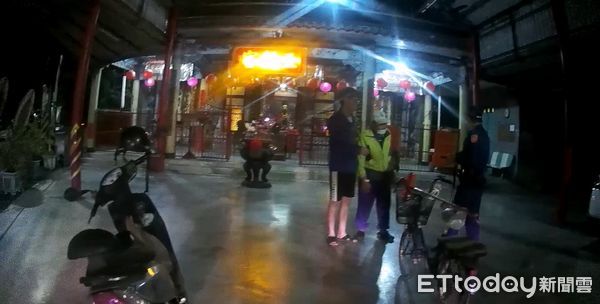 ▲內埔警分局內埔所警員李智鈞、陳振宏助張男返家            。（圖／記者陳崑福翻攝）