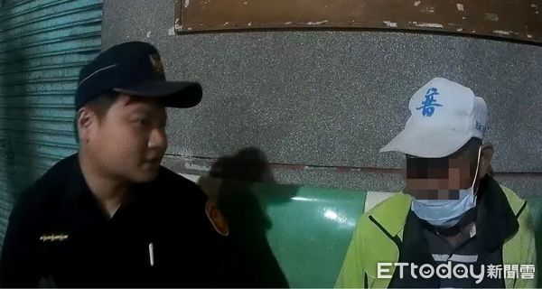 ▲內埔警分局內埔所警員李智鈞、陳振宏助張男返家            。（圖／記者陳崑福翻攝）